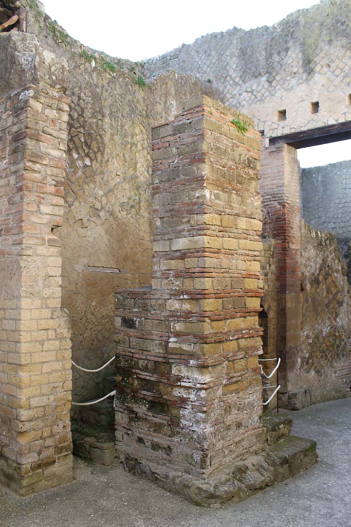 VI.10 Herculaneum. March 2014. Looking south-west in corridor towards area of water-tower and steps.
Foto Annette Haug, ERC Grant 681269 DÉCOR.